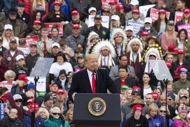 Tổng thống Mỹ Donald Trump đi vận động tranh cử cho đảng Cộng hòa tại Montana, ngày 3/11 Ảnh: Getty Images