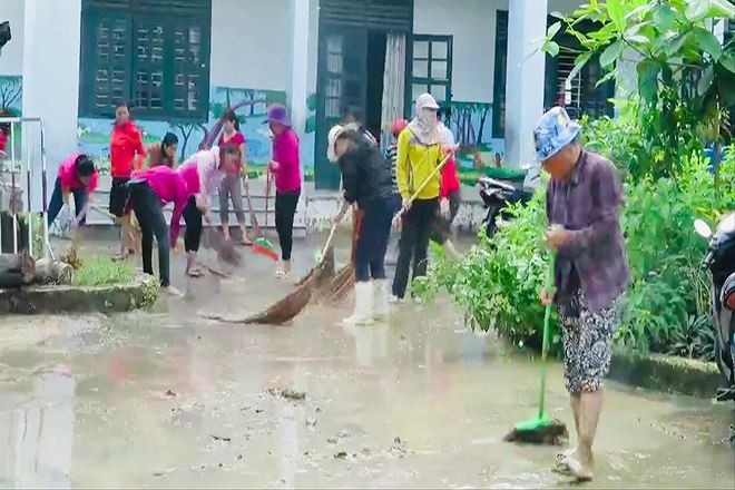 Các thầy cô giáo trường tiểu học Phước Đồng dọn sạch bùn đất ứ đọng 