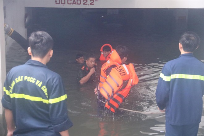  “Giải cứu” phương tiện ngập nước tại chung cư cao cấp tại Đà Nẵng bất thành. Ảnh: Nguyễn Thành 