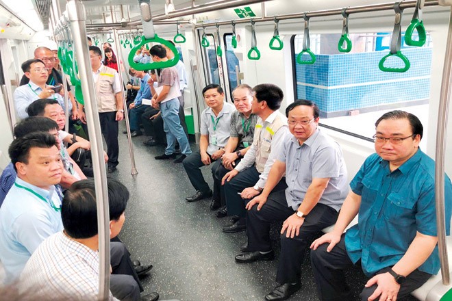 Bí thư Thành ủy Hoàng Trung Hải (áo xanh), lãnh đạo UBND thành phố Hà Nội, lãnh đạo Hanoi Metro và các đơn vị liên quan đi thực tế, kiểm tra tuyến bằng metro Cát Linh - Hà Đông Ảnh: Trọng Đảng