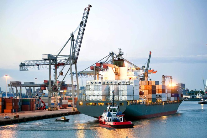  Hàng xuất khẩu tại cảng Sài Gòn Ảnh: Hồng Vĩnh
