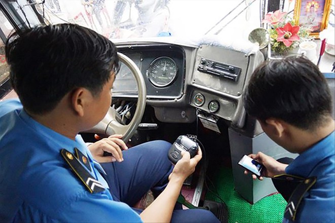 Lực lượng Thanh tra Giao thông kiểm tra dữ liệu thiết bị giám sát hành trình trên xe ô tô Ảnh minh hoạ: ST