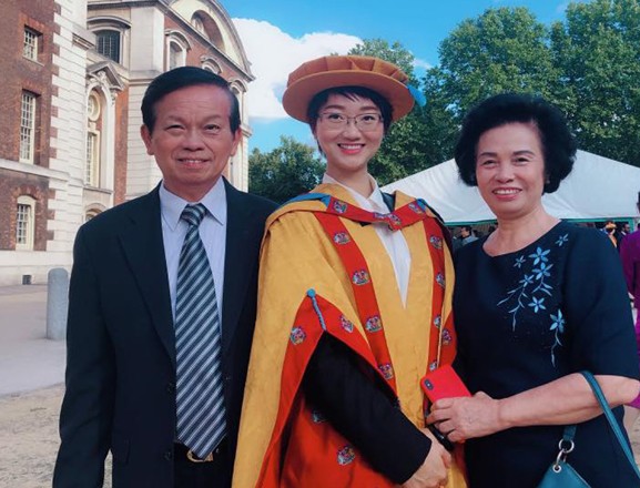 Nữ tiến sĩ trẻ Nguyễn Tuệ Anh may mắn khi có gia đình luôn ủng hộ nghiên cứu khoa học. Ảnh: NVCC