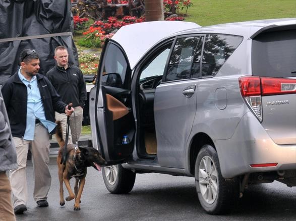 Lực lượng an ninh Mỹ dùng chó nghiệp vụ kiểm tra các xe ô tô vào khách sạn JW Marriot - nơi Tổng thống Donald Trump ở Ảnh: Tuấn Nguyễn