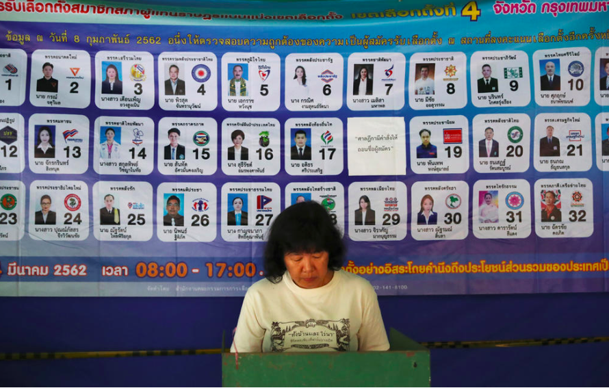 Một cử tri bỏ phiếu tại điểm bầu cử ở Bangkokảnh: Today Online