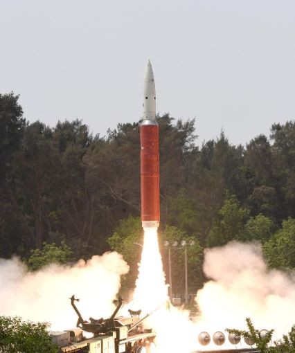 Tên lửa đạn đạo Ấn Độ thực hiện vụ thử nghiệm Ảnh: Cục Thông tin báo chí Ấn Độ/Reuters