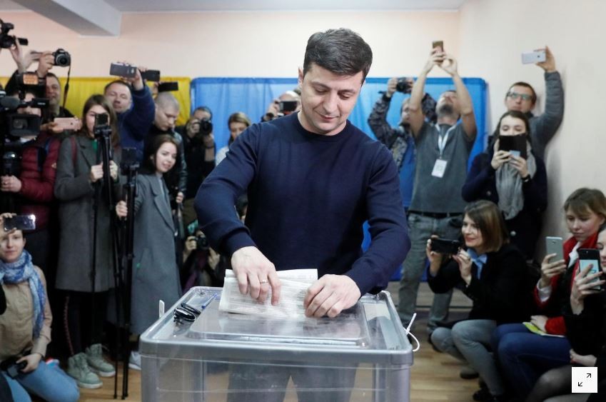 Diễn viên Volodymyr Zelenskiy bỏ phiếu tại một điểm bầu cử ở Kiev hôm qua Ảnh: Reuters