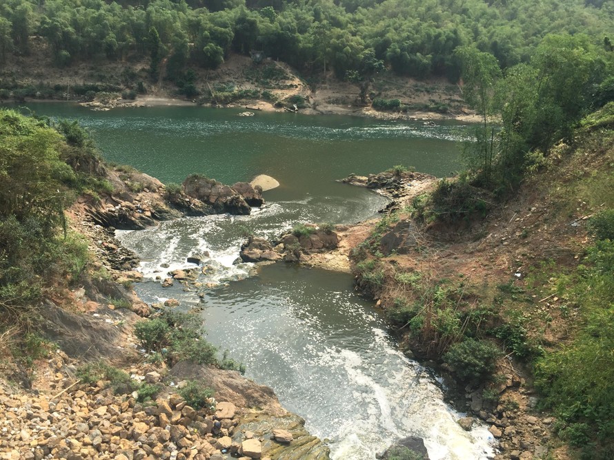 Suối Sia, nơi tiếp nhận nguồn nước thải của Nhà máy Hapaco Đông Bắc thường xuyên trong tình trạng nổi váng, sủi bọt Ảnh: Nguyễn Hoài