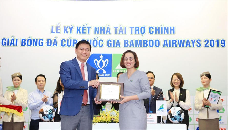  Chủ tịch VPF Trần Anh Tú và đại diện nhà tài trợ Bamboo Airways với bản hợp đồng tài trợ cho Cúp Quốc gia 2019 Ảnh: PT