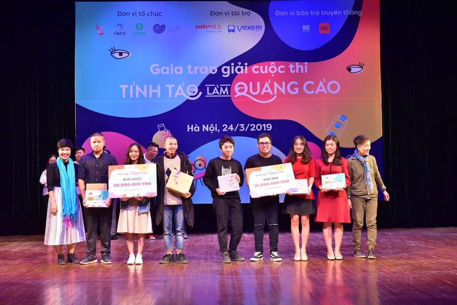 Nhóm Mèo tam thể (bìa trái) nhận giải nhất cuộc thi “Tỉnh táo làm quảng cáo” Ảnh: Lan Hương