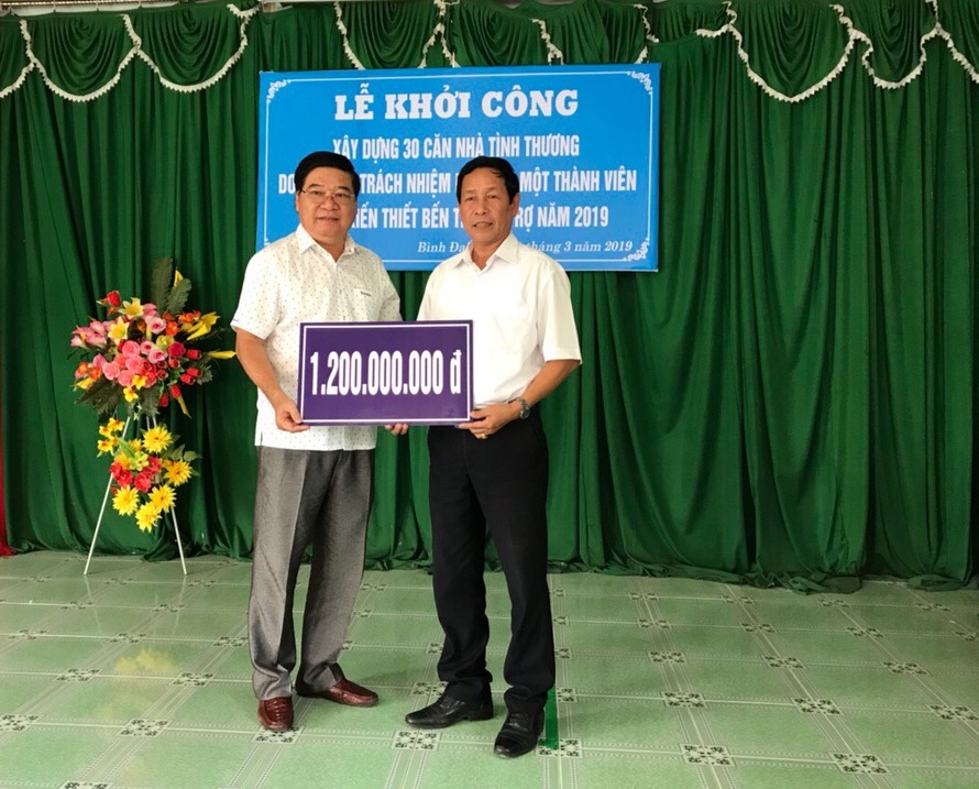 Ông Nguyễn Khắc Vũ (bên trái) - Chủ tịch kiêm Giám đốc Công ty trao 1,2 tỷ đồng tại Lễ khởi công xây dựng 30 căn nhà tình thương năm 2019