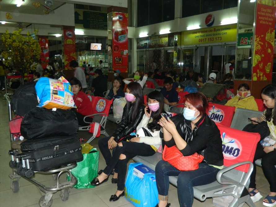 Hành khách mua vé xe và chờ được phục vụ tại bến xe Miền Đông 