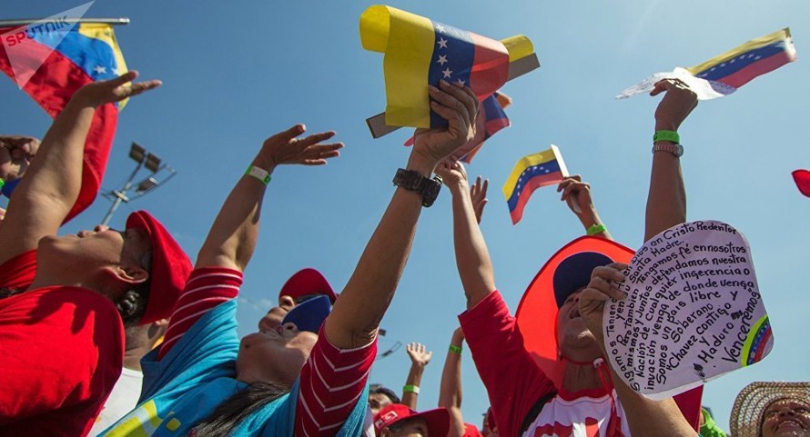 Những người ủng hộ ông Maduro tập trung gần dinh tổng thống ẢNH: Sputnik 