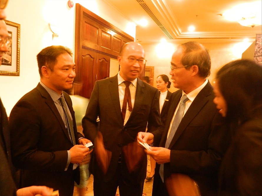 Bên lề hội nghị, Bí thư Thành ủy Nguyễn Thiện Nhân trực tiếp thuyết phục các nhà đầu tư tham gia đầu tư vào TPHCM