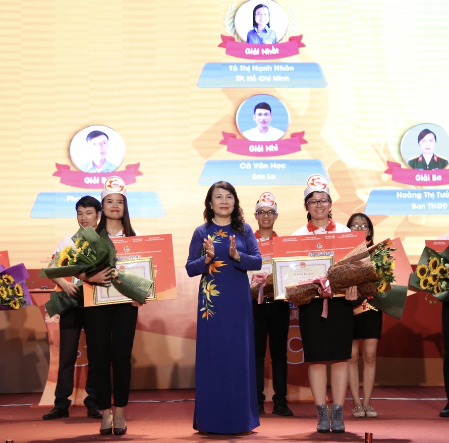 Thứ trưởng Bộ GD&ĐT Nguyễn Thị Nghĩa trao giải Nhất toàn quốc cho 2 thí sinh giải Nhất bảng cá nhân Ảnh: Lâm Hải