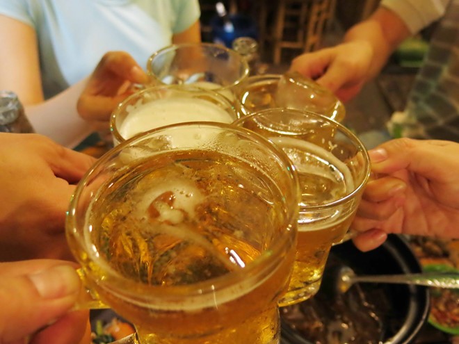 Các quán nhậu hiếm khi hạn chế các thực khách dùng bia, rượu Ảnh minh họa