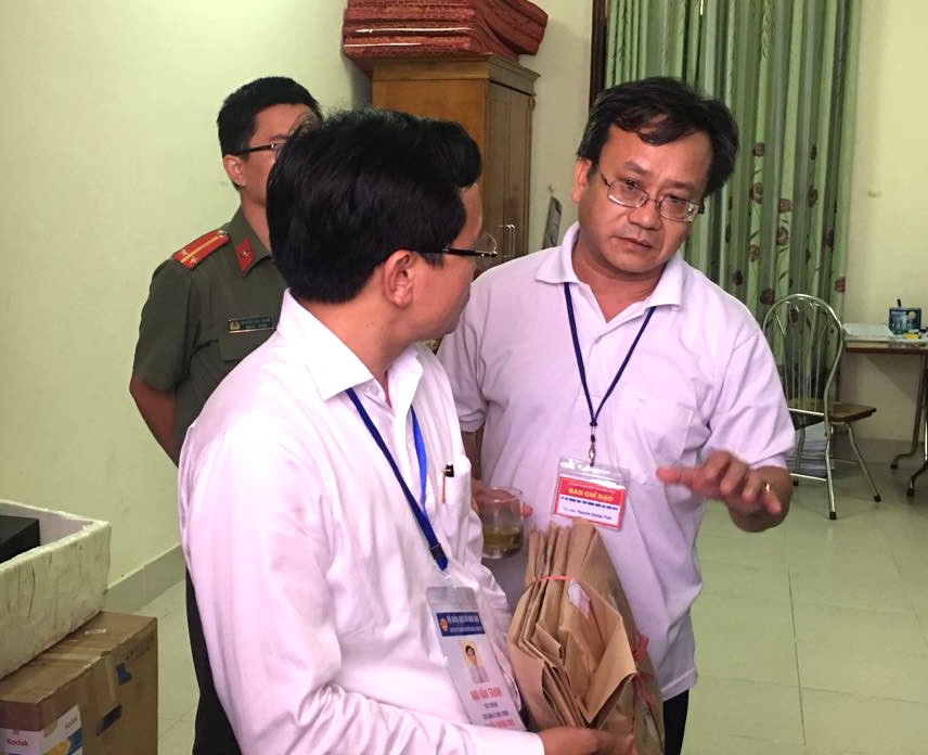 Bị can Nguyễn Quang Vinh (phải), tổ trưởng tổ chấm thi trắc nghiệm tỉnh Hòa Bình đã bị bắt từ tháng 8/2018 Ảnh: Nghiêm Huê