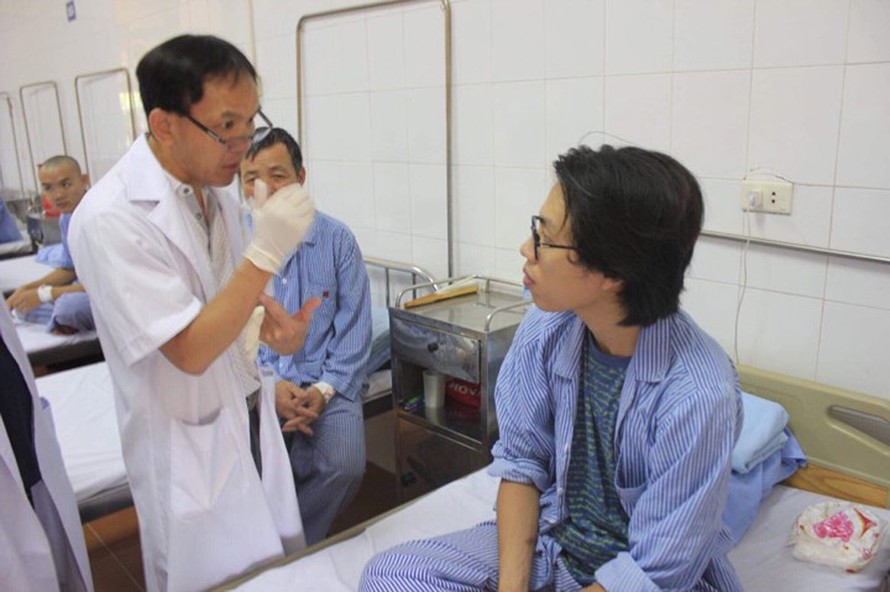 Bác sĩ Thái trao đổi với bệnh nhân sau ca mổ 