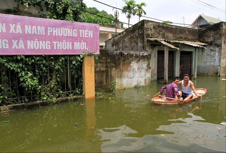 Nếu có nước sạch, người dân vùng hay bị ngập lụt ở huyện Chương Mỹ (Hà Nội) đỡ vất vả hơn Ảnh: Trường Phong