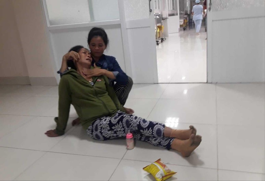 Mẹ của sản phụ Võ Thị Bích Liễu khóc ngất tại bệnh viện