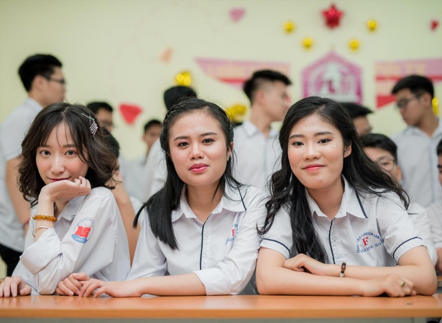 Nguyễn Khánh Linh (ngồi giữa) cùng bạn học lớp chuyên Lý (Ảnh do gia đình cung cấp)