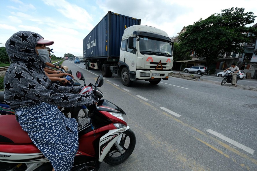 Cận cảnh người dân qua đường trên QL5 trong nỗi sợ hãi Ảnh: Nam Trần 