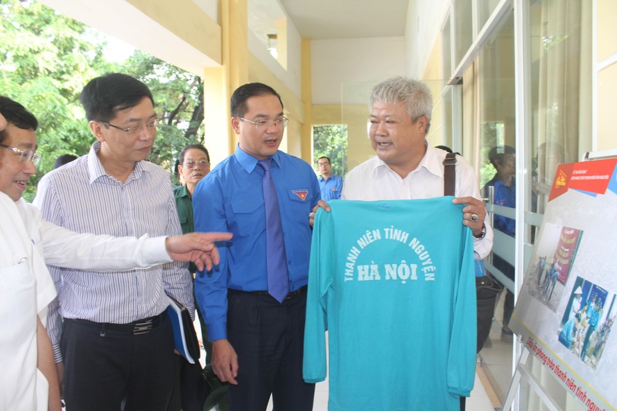 Nguyên Bí thư Đoàn ĐH Y Hà Nội giữ chiếc áo xanh tình nguyện có in dòng chữ: “Thanh niên tình nguyện HÀ NỘI" như một kỷ vật cuộc đời ẢNH: AN KHOA