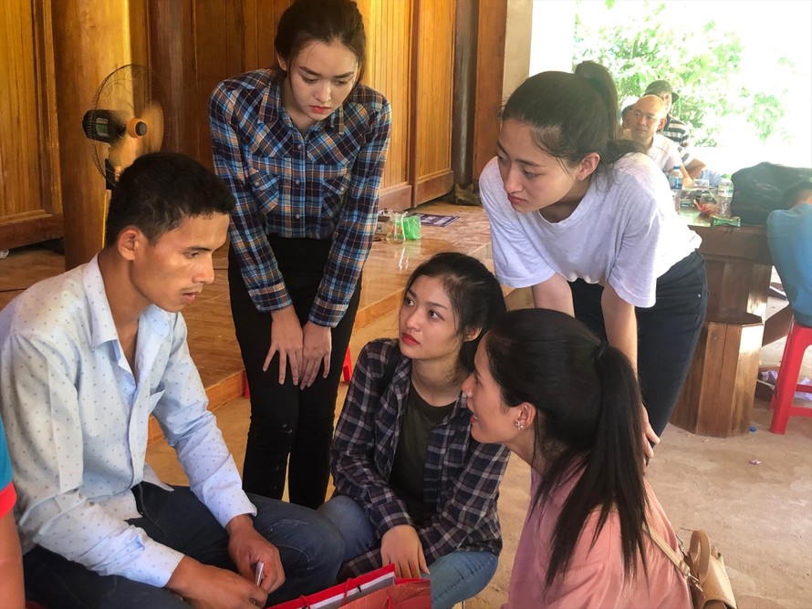 Một số hình ảnh của Đoàn công tác di chuyển vào vùng lũ Sa Ná thăm hỏi, động viên, tặng quà cho người dân và đoàn viên thanh niên Ảnh: Hoàng Lam