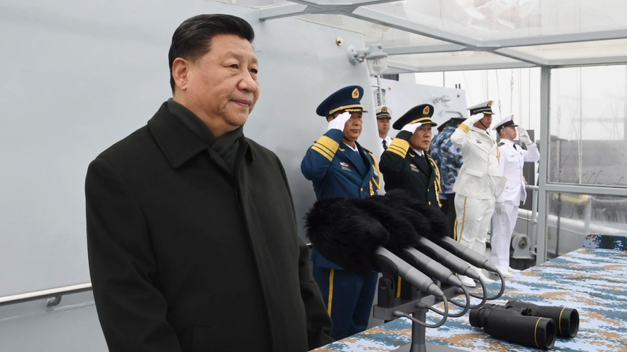 Chủ tịch Trung Quốc Tập Cận Bình tham dự một lễ kỷ niệm của hải quân nước này ở khu vực gần thành phố cảng Thanh Đảo ngày 23/4. Ảnh: AP