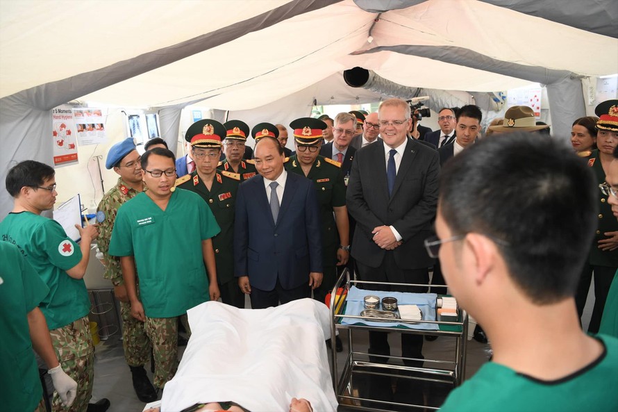 Thủ tướng Nguyễn Xuân Phúc và Thủ tướng Scott Morrison thăm Bệnh viện dã chiến cấp 2 số 2, chiều 23/8 ẢNH: NHƯ Ý