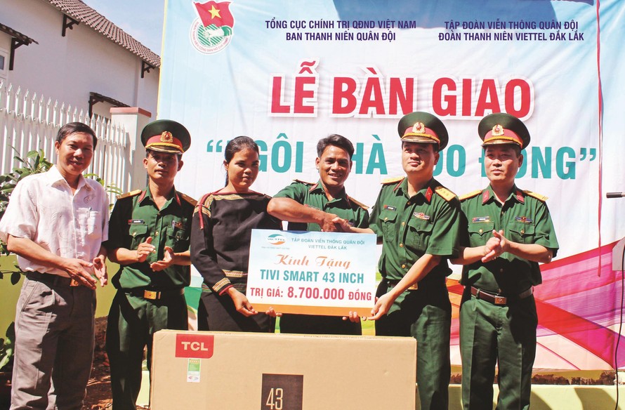 Tuổi trẻ Quân đội bàn giao Ngôi nhà 100 đồng cho gia đình chính sách ở Đắk Lắk 