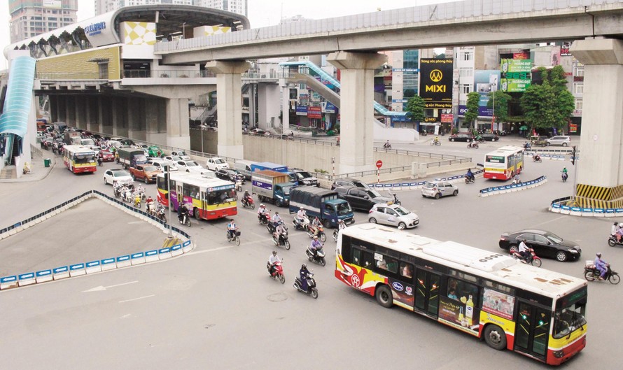 Trên trục đường Nguyễn Trãi đi Hà Đông – đường sắt 2A hoạt động đang chiếm tới 43 tuyến (40%) toàn mạng buýt của thành phố Hà Nội Ảnh: T.Đảng