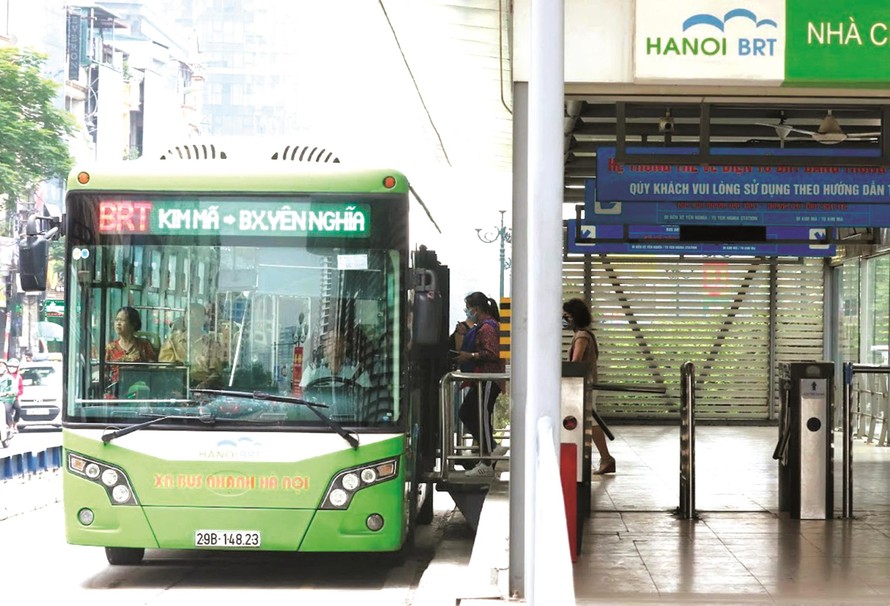  Mới đi vào hoạt động nhưng xét về thời gian di chuyển và sản lượng hành khách đi vé tháng, buýt BRT đang dẫn đầu toàn mạng Ảnh: Như Ý