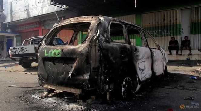  Ô tô bị đốt cháy ở Jayapura, Papua, Indonesia, ngày 30/8 Ảnh: Antara Foto/Gusti Tanati/ via REUTERS 