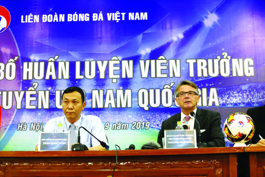 HLV Troussier trong buổi họp báo công bố HLV trưởng ĐT U19 Việt Nam Ảnh: VSI
