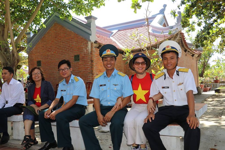 Tác giả (thứ 2 từ trái sang) cùng các chiến sĩ. Những giây phút bình an trên sân chùa yên tĩnh ở quần đảo Trường Sa