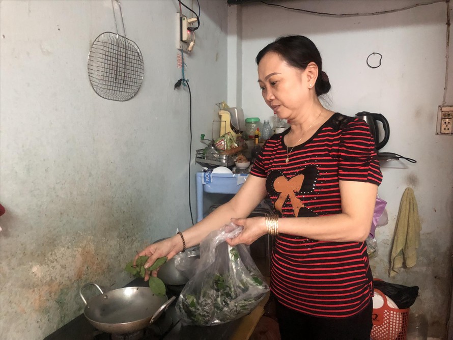 Chị Kim Phượng hơn 15 năm làm công nhân tại TPHCM vẫn đang ở nhà trọ
