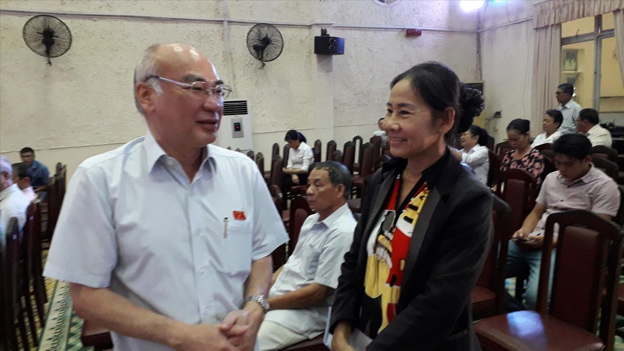 Đại biểu Phan Nguyễn Như Khuê trò chuyện với các cử tri quận 9, TPHCM sau khi kết thúc buổi tiếp xúc