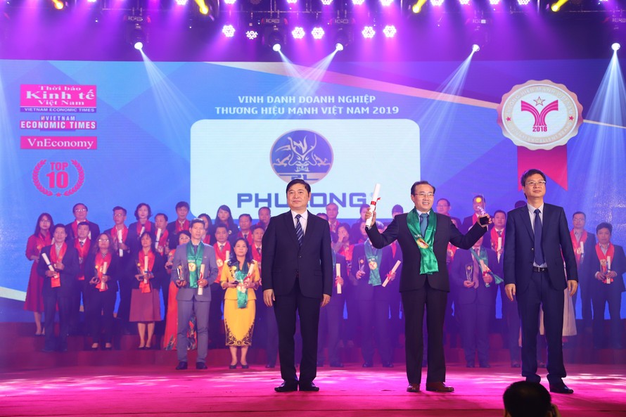 Ông Phùng Chu, TGĐ Công ty Phú Long vinh dự nhận danh hiệu TOP 10 thương hiệu mạnh Việt Nam 2019