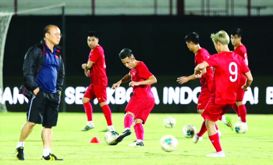 Các cầu thủ Việt Nam làm quen với mặt sân thi đấu Ảnh: Hữu Phạm
