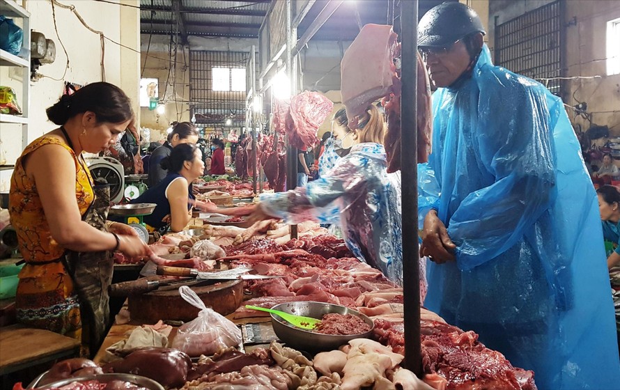Người dân mua thịt lợn tại chợ Thương Mại (thành phố Tam Kỳ, Quảng Nam) Ảnh: H. Văn 