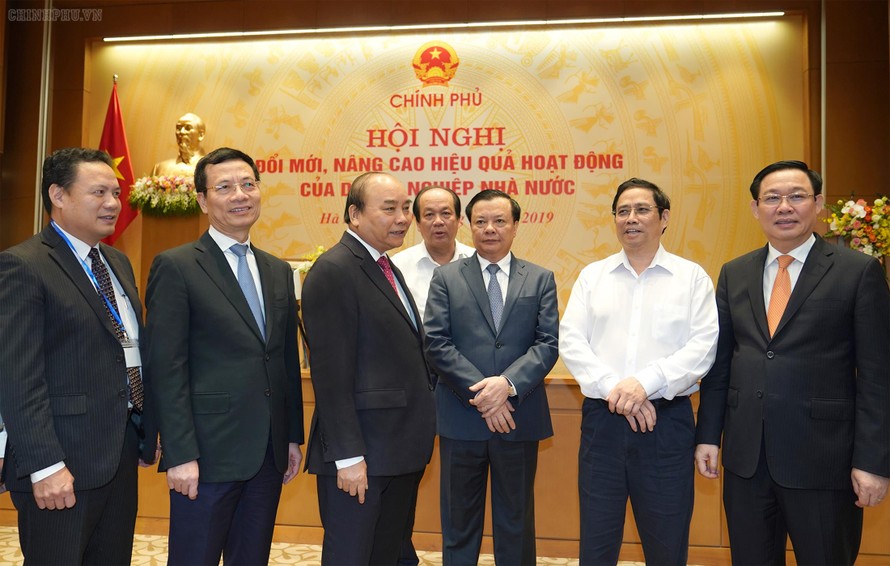 Thủ tướng Nguyễn Xuân Phúc trao đổi với các đại biểu dự hội nghị