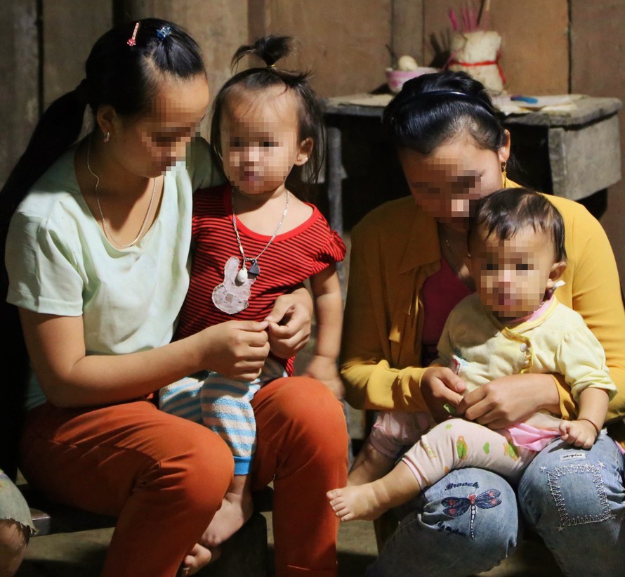 Lầu Y Sùa cùng Hờ Y Ninh lấy chồng từ năm 13 tuổi giờ đã có 4 mặt con
