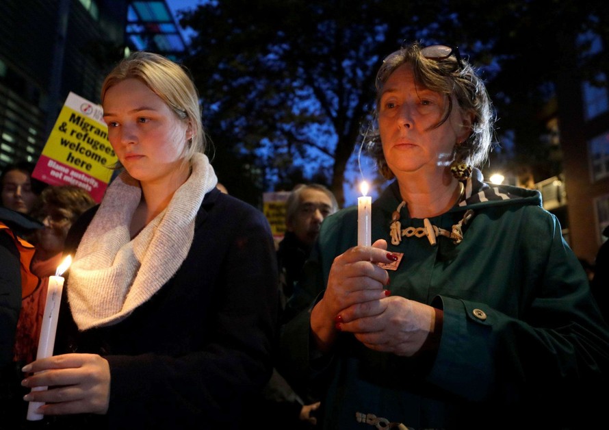 Người dân nước Anh thắp nến trong buổi cầu siêu cho 39 nạn nhân Ảnh nguồn: Báo Giao Thông 