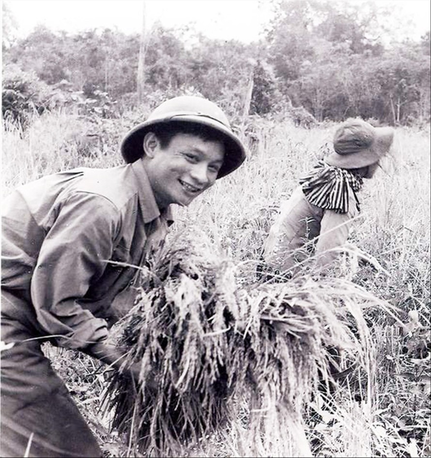 Nhà báo Đình Na sau những lần đưa tin ảnh chiến trường, trở về chiến khu để tăng gia sản xuất tự túc lương thực. Ảnh: Tuấn Hải (TTXVN)