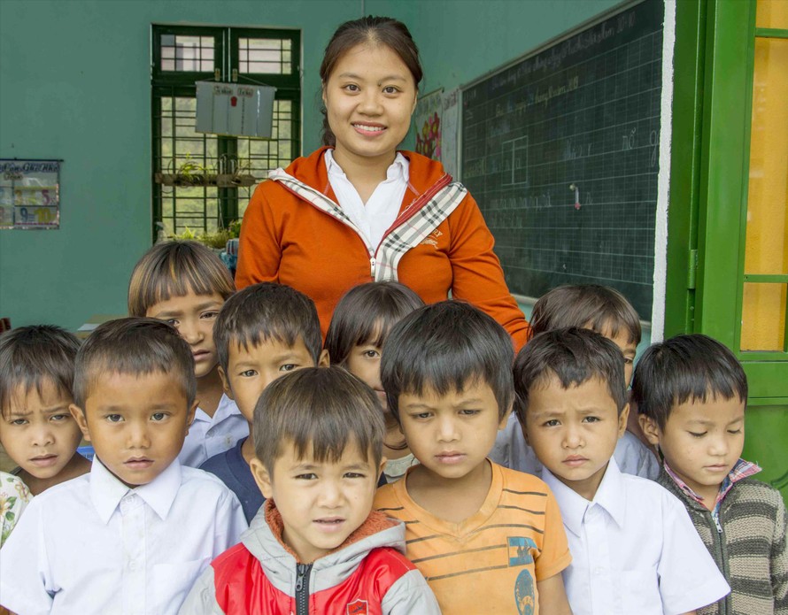 Cô giáo xinh đẹp Dương Ngọc Thanh Hương bên các em nhỏ