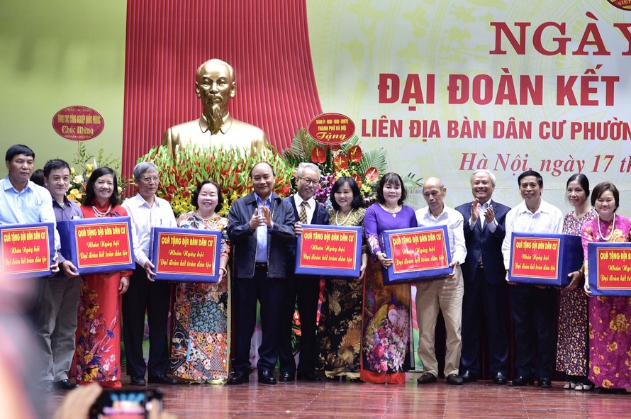 Thủ tướng Nguyễn Xuân Phúc dự Ngày hội Đại đoàn kết tại phường Điện Biên, Hà Nội Ảnh: N.B