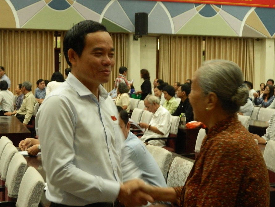 Phó Bí thư thường trực Thành ủy TPHCM Trần Lưu Quang tiếp xúc với các cử tri ngày 3/12 