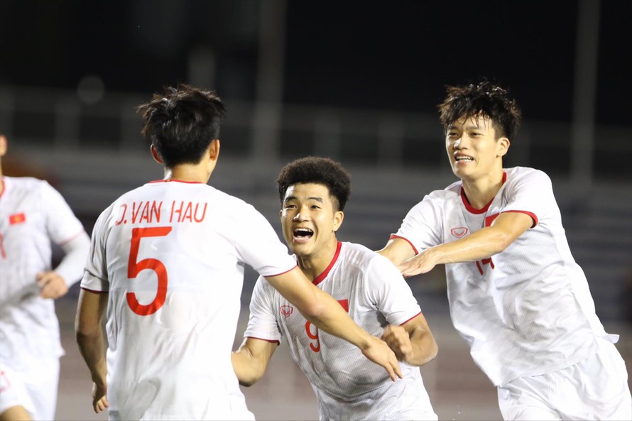 Đức Chinh ăn mừng bàn thắng quý giá cuối trận mang lại chiến thắng thứ 4 liên tiếp cho U22 Việt Nam Ảnh: HỮU PHẠM