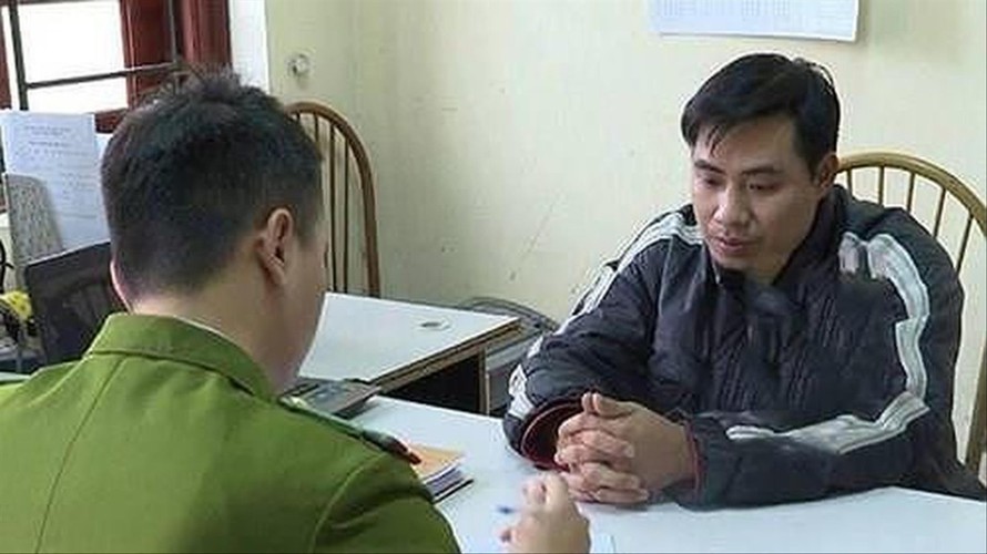 Đối tượng hiếp dâm trẻ em Nguyễn Trọng Trình đang khai báo. Ảnh: PV 